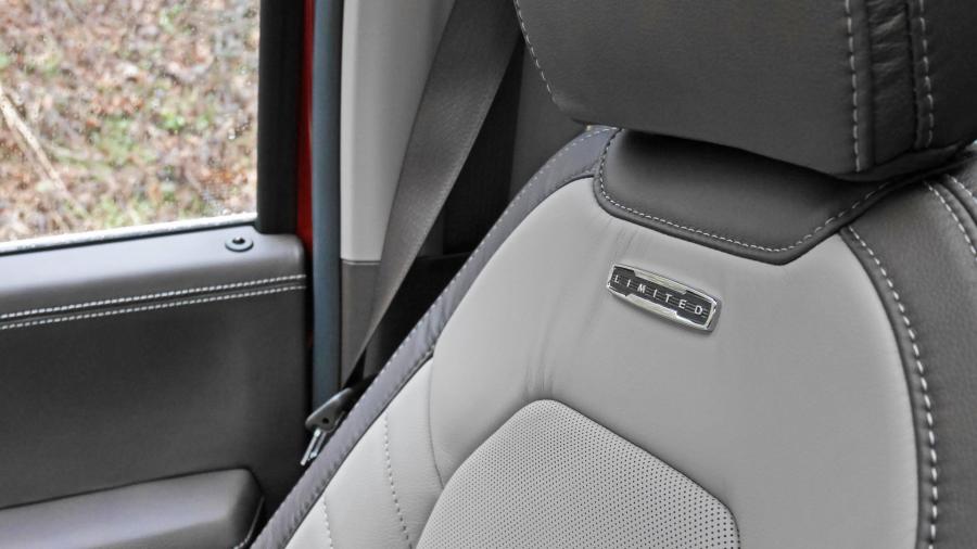 Детали интерьера Ford F-150 Limited SuperCrew 2018 года  (фото 14 из 59)